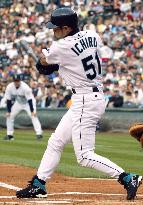 Ichiro homers in 1st at-bat