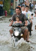 People in flood-hit northern Bangkok