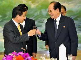 Roh arrives in Pyongyang and greeted by Kim Jong Il