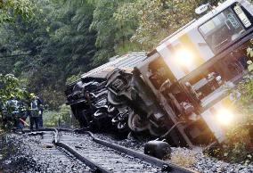 26 injured in train derailment in Okayana Pref.