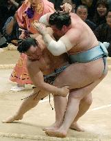 Asashoryu still in lead as Kyushu sumo heats up