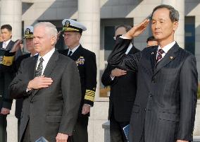 Gates attends welcoming ceremony in Seoul