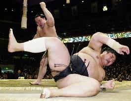 Asashoryu moves into share of lead at New Year sumo