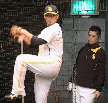 Matsuzaka throws bullpen session ahead of preseason debut