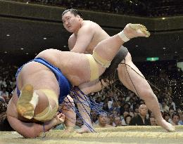 Hakuho seizes lead, closes in on 7th straight title