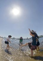 Mercury exceeds 35 C in many parts of Japan