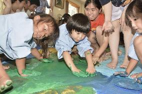 Fukushima kindergartners paint mural for Hiroshima peace project
