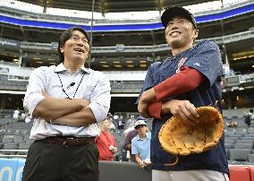 Ex-Yankee Matsui chats with compatriot pitcher Uehara of Red Sox