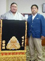 Ozeki Goeido receives ceremonial sumo apron from alma mater