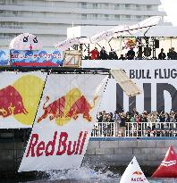 Glider "Flying Akasshi" wins flying contest in Kobe