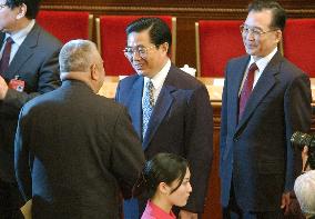 (1)China approves H.K. chief Tung's resignation
