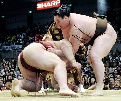 Hakuho improves to 6-1 at spring sumo