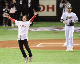 Popular Japanese teen golfer Ishikawa throws ceremonial pitch