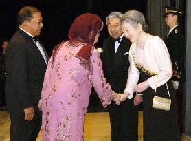 (1)Japanese emperor hosts banquet for Malaysian king, queen