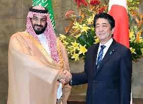 Abe, leading Saudi prince meet to discuss economic vision plan