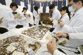 Kyoto shrine counts New Year monetary offerings