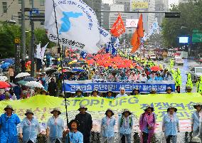 People rally in Seoul to protest against THAAD deployment