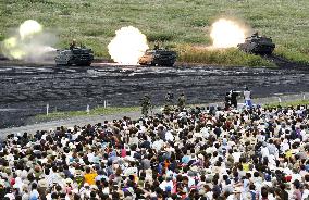 Japanese troops conduct live-fire drill at Mt. Fuji range