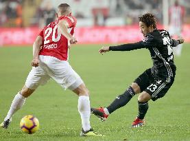 Football: Kagawa shines on Besiktas debut