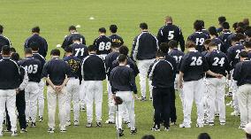 Baseball players begin training for the 2006 season