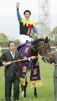 Deep Impact romps to record win at Tenno-sho
