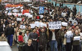 (3)Thousands of Chinese rally against Japan in Beijing