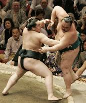 Asashoryu moves into double digits at summer sumo