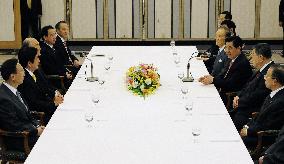 China's Hu meets former Japanese prime minsters