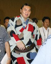 Hakuho sole man in charge at Nagoya sumo