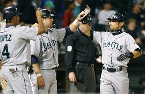 Suzuki gets 100th run as Seattle crush White Sox