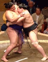 Asashoryu cruises to 1st-day win at summer sumo