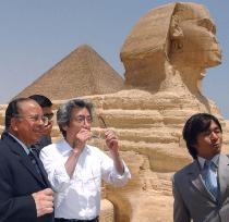 Koizumi tours pyramids in Egypt