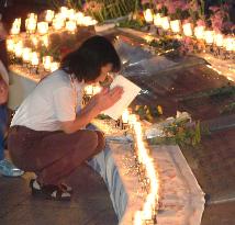 (2)Victims' families visit JAL jet crash site