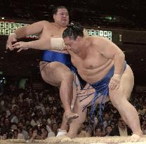 Kaio beats Tosanoumi at autumn sumo tourney