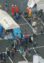 (1)Niigata quake victims weary, worried of more damage