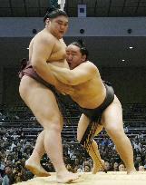 Asashoryu sends out Futeno on 2nd day of Kyushu sumo