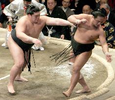 Hokutoriki takes sole lead at New Year sumo