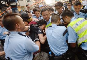 H.K. officials begin dismantling protest barricades