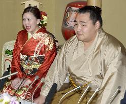 Kakuryu announces engagement to Mongolian Munkhzaya