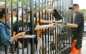 Marlins outfielder Suzuki signs autographs