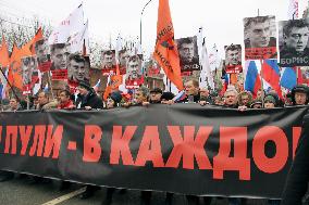 Russians mourn slain opposition leader