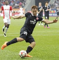 Okazaki reaches 10-goal mark for 2nd straight season