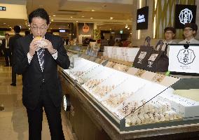 FM Kishida tastes Hiroshima shop's bread in Seoul