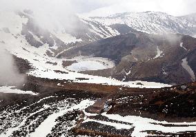 Near-crater warning issued at Mt. Zao