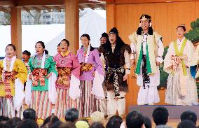 Kyogen actor Nomura Mansai performs new drama with children