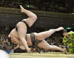 Hakuho suffers 2nd loss at summer sumo tournament