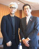 Musician Sakamoto pays courtesy call on Sapporo mayor