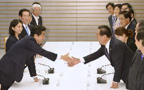 PM Abe meets with chief of S. Korean parliamentary group