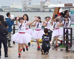 New girls' pop group gives first performance before fans