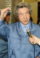 (3)Koizumi visits quake-hit Genkai Island